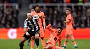 Newcastle sofre gol no último lance e fica no empate com o Barcelona na Champions