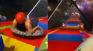 Vídeo mostra momento em que mulher cai de escorregador e morre em parque na Colômbia