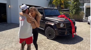 Jake Paul presenteia noiva campeã olímpica com carro de R$ 2,6 milhões: 'Trabalhou duro pelo ouro'