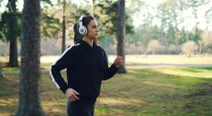 Música alta durante exercícios não melhora o desempenho e pode prejudicar a audição, diz estudo