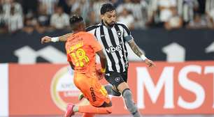 Alex Telles desabafa após eliminação do Botafogo: 'Clube não é feito só de jogadores'