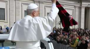 Vídeo! Papa Leão XIV viraliza com camisa do Flamengo durante audiência no Vaticano