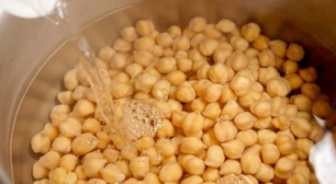 Este é o truque ideal para amolecer o grão-de-bico de forma simples, sem usar panela de pressão