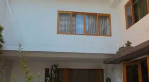 Cara de casa de vó com 308m², 3 suítes, fogão de R$ 55 mil e menus na decoração da cozinha: o imóvel de vila de famosa, hoje mãe de gêmeos e grávida pela 2ª vez