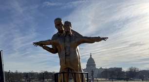 Escultura de Trump e Jeffrey Epstein em cena do Titanic é instalada em frente ao Congresso dos EUA
