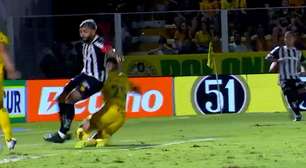 'A bola não tinha chego ainda': veja a análise do VAR em pênalti para o Santos contra o Mirassol