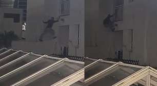Criminoso é flagrado escalando prédio para roubar residência em São Paulo; homem foi detido