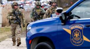 Suspeito invade sinagoga nos EUA com carro e morre em meio a tiros