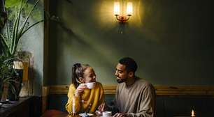 A psicologia aponta 5 sinais que podem revelar se alguém está atraído por você