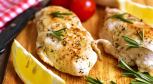 Filé de frango ao pesto: receita italiana prática para o dia a dia