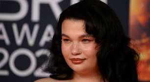 Lola Young precisou se afastar para se recuperar. Agora ela está fazendo um 'lindo retorno'