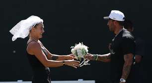 Sabalenka usa véu em torneio de tênis e recebe buquê do noivo brasileiro