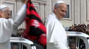 Papa Leão XIV recebe camisa do Flamengo e se confunde: 'É do Milan?'