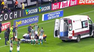 Jacy, do Coritiba, deixa gramado de ambulância após bolada