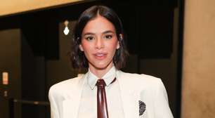 Bruna Marquezine mistura terno branco, gravata de madeira e chinelo