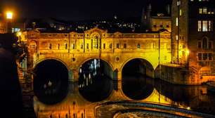 Com lojas em ambos os lados e arquitetura de 1774, a estrutura tornou-se uma das raras pontes do mundo com comércio ativo sobre as águas do Rio Avon