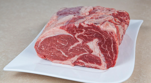 Descongelar alimentos fora da geladeira é uma má ideia, segundo a ciência