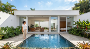 Casa pátio de 54 metros quadrados que utiliza um lago raso central para reduzir a temperatura interna através da evaporação natural