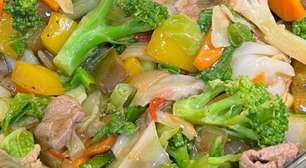 Yakisoba caseiro igual de restaurante, um prato completo e cheio de sabor para variar o cardápio