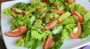Temperar a salada antes ou depois de servir? Por que essa escolha é importante para a saúde?