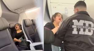 Celular com volume alto faz passageira ser retirada de avião e cena viraliza