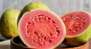 Goiaba: 8 benefícios da fruta para a saúde