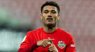 Ex-Palmeiras, Kauan Santos brilha em goleada do Shabab Al Ahli e vive temporada mais goleadora da carreira