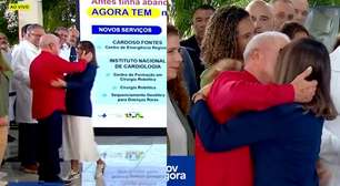 Janja chega de surpresa e dá 'beijão' em Lula durante evento do governo no Rio