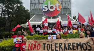 Manifestantes se reúnem no SBT para protestar contra Ratinho após falas transfóbicas sobre Erika Hilton