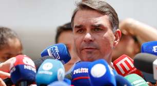 'Estão brincando com a vida do meu pai', diz Flávio ao atualizar estado de saúde de Bolsonaro