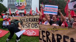 Manifestantes protestam em frente ao SBT após falas transfóbicas de Ratinho contra Erika Hilton