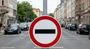 Placa de trânsito com linha preta horizontal: saiba o que essa sinalização quer dizer