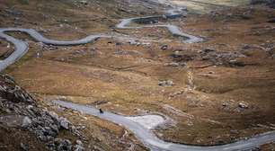 Estrada na Irlanda ganha fama por suas curvas, pois o trajeto na Península de Beara serpenteia as montanhas em um dos visuais mais belos do país