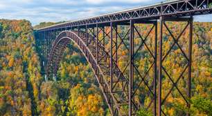 Com 924 metros de extensão e situada a 267 metros de altura, a ponte em arco na Virgínia Ocidental tornou-se um dos maiores marcos dos EUA