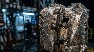 A operação que perfura o fundo do oceano a mais de 7 mil metros de profundidade para extrair petróleo escondido sob camadas de sal