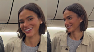 Bruna Marquezine é vista em avião rumo a Los Angeles para ir ao Oscar