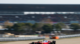 F1: Hamilton e Russell travam duelo intenso na largada da Sprint da China