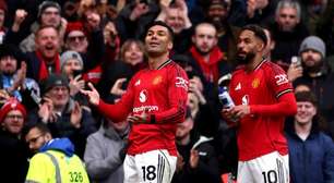 Brasileiros marcam e United vence o Aston Villa, consolidando o 3º lugar no Inglês