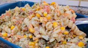 Salada mista de macarrão super deliciosa para o almoço de Páscoa ou uma reunião festiva