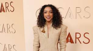 Oscar 2026: Alice Carvalho faz homenagem à América Latina com broche; look demorou 100 h para ser confeccionado