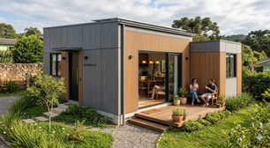 Esta residência de 45 metros quadrados usa paredes modulares que permitem reconfigurar os cômodos em poucos minutos