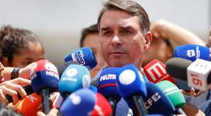 Defesa aguarda novo laudo para pedir prisão domiciliar de Bolsonaro, diz Flávio