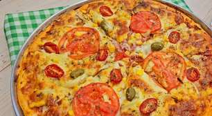 Pizza caseira com massa que não precisa sovar, para você fazer hoje mesmo com praticidade