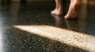 Refúgio de 40 metros quadrados com piso térmico de concreto que armazena calor do sol durante o dia e libera lentamente à noite