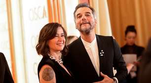 Wagner Moura chega ao tapete vermelho do Oscar 2026 com a esposa