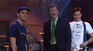 Túnel do tempo: veja o blink-182 tocando com baterista original em programa do apresentador do Oscar