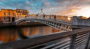 Com sua estrutura de ferro fundido de 1816 e 43 metros de extensão, a Ha'penny Bridge tornou-se o maior símbolo histórico e romântico de Dublin