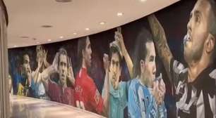 Tévez revela mansão luxuosa em tour com Patrice Evra e Ji-Sung Park