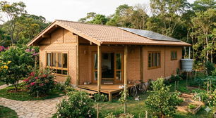 Este projeto de 65 metros quadrados utiliza tijolos ecológicos que reduzem o entulho da obra e aceleram a construção