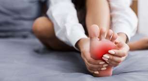 Queimação nos pés na hora de dormir pode indicar problemas de saúde; entenda